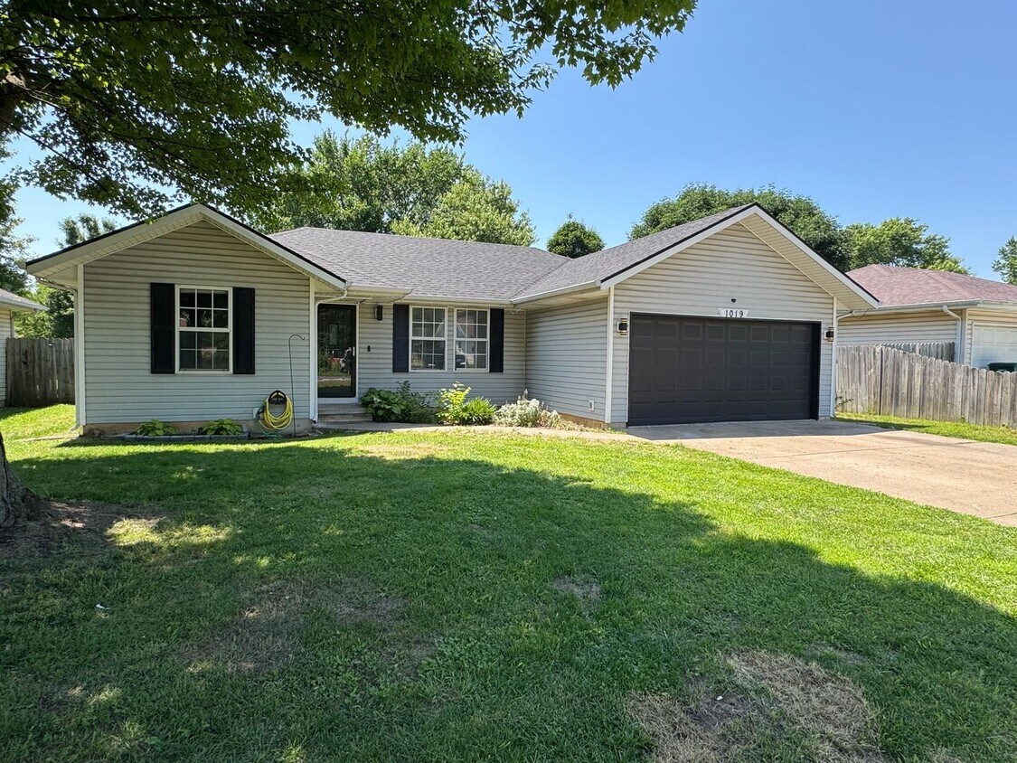 Primary Photo - 3 Bedroom | 2 Bathroom | 2 Car garage | La...