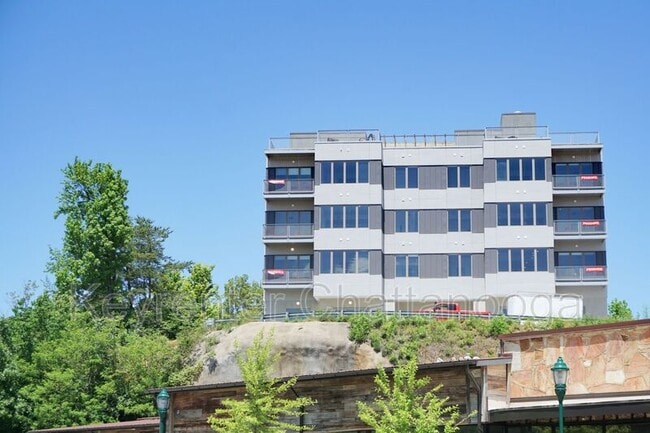 Building Photo - 411 Fairpoint St