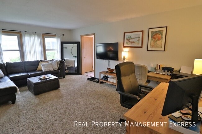 Building Photo - Spacious 1 bedroom 1 bathroom in a great n...