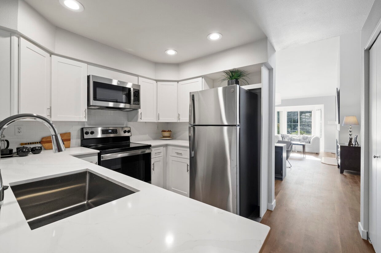 Water's Edge Townhomes 1101 N Mountain View Dr WA