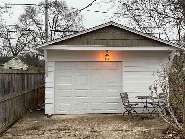 Foto del edificio - 320 Rosslyn Ave