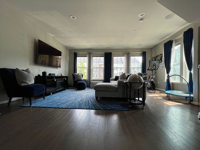 Building Photo - Amazing 3 BR/3.5 BA EOG Townhome in Shiple...