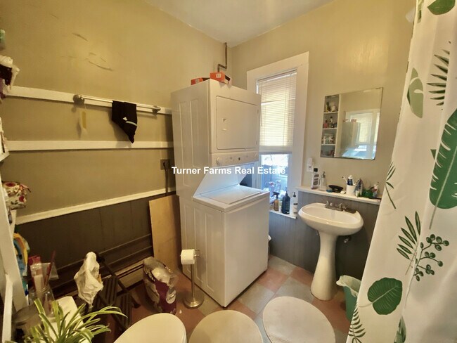 Building Photo - 44 Delle Ave