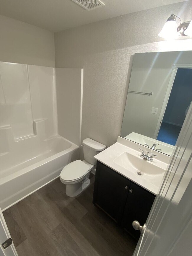 Foto del edificio - 2 Bedroom 2.5 Bath Townhouse