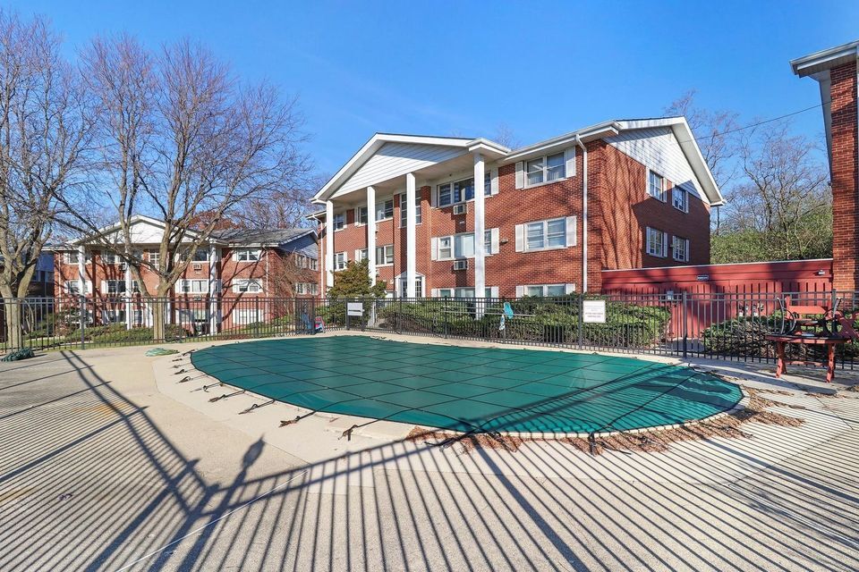Primary Photo - 225 Country Club Dr