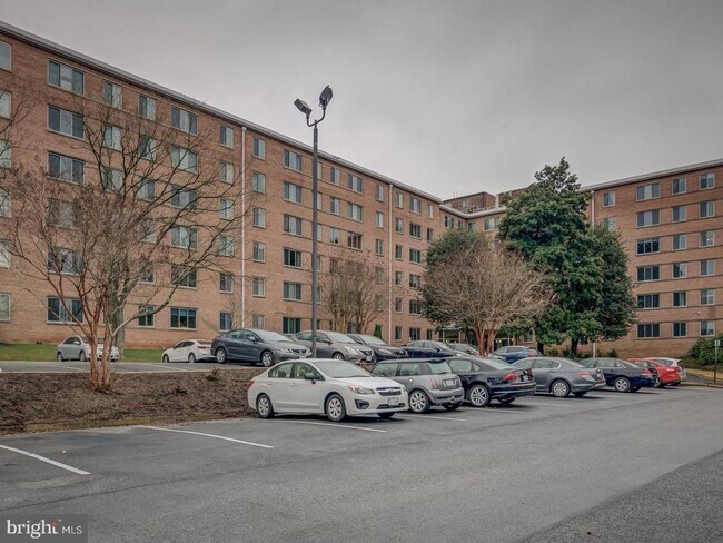 Foto del edificio - 3000 Spout Run Pkwy