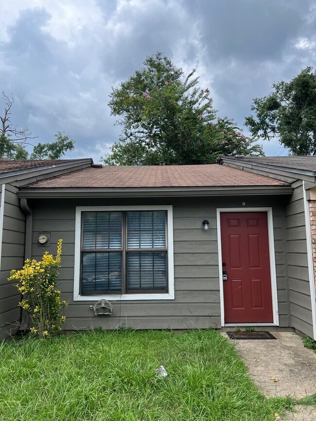 Building Photo - 218 White Dr