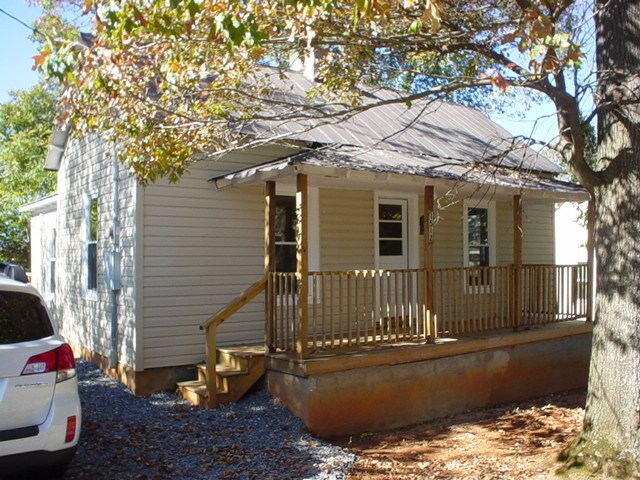 Primary Photo - Charming 2 Bedroom Home with Porch & Deck ...