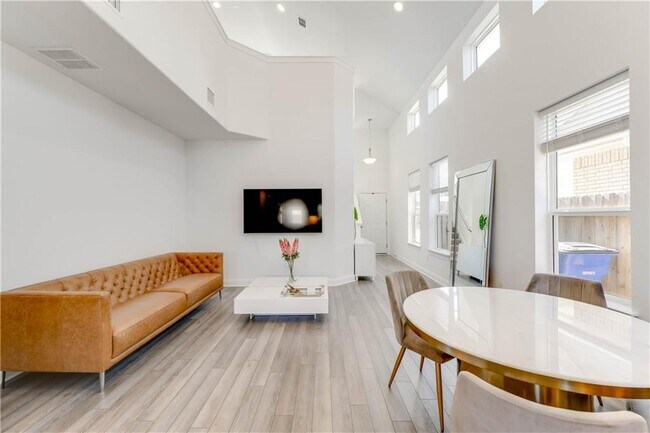 Foto del edificio - 6412 Owl Creek Ln