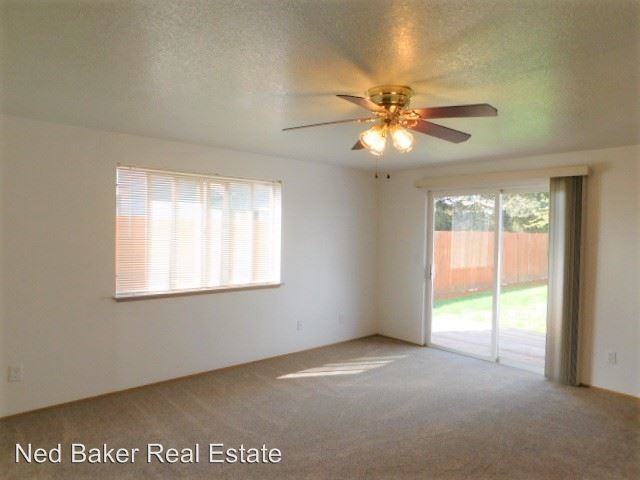 Building Photo - 462-462 Southgate Dr S