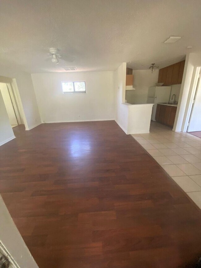 Building Photo - Great 2 bedroom 2 bath condo with screened...
