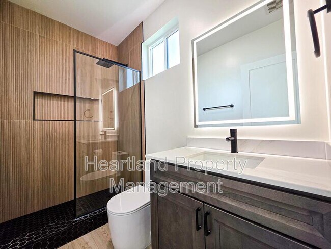 Building Photo - 3350 Lockwood Dr