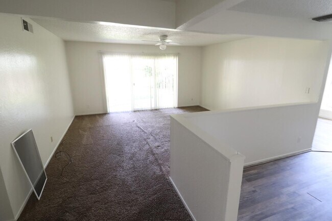 Foto del edificio - 1096 E Fremont Ave