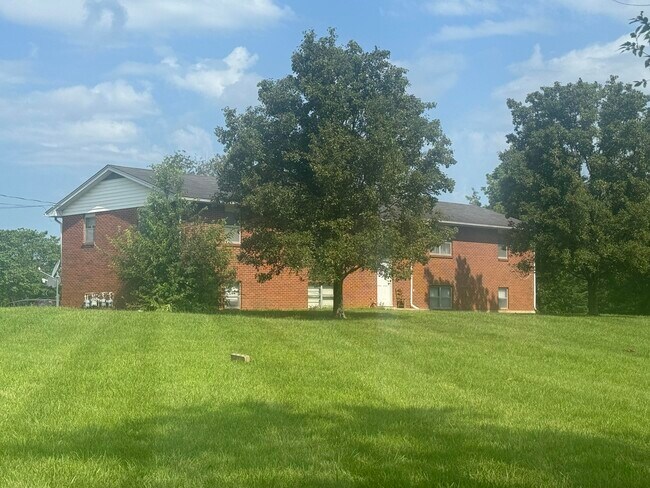 Foto del edificio - 5001 N Creasy Springs Rd