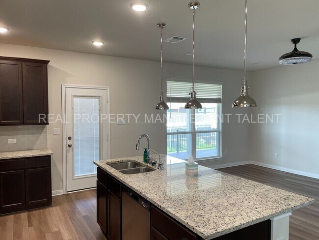 Building Photo - 4 Bedroom, 2.5 Bathroom Home for Rent in T...