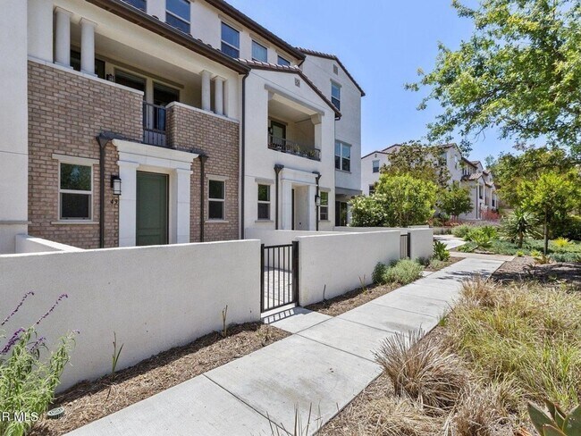 Building Photo - Luxury Townhome in Thousand Oaks - 3 Bedro...