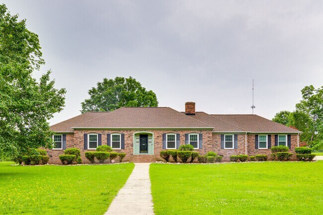 Foto del edificio - This beautifully maintained Ranch on over an acre of land invites you home to Lancaster, SC.