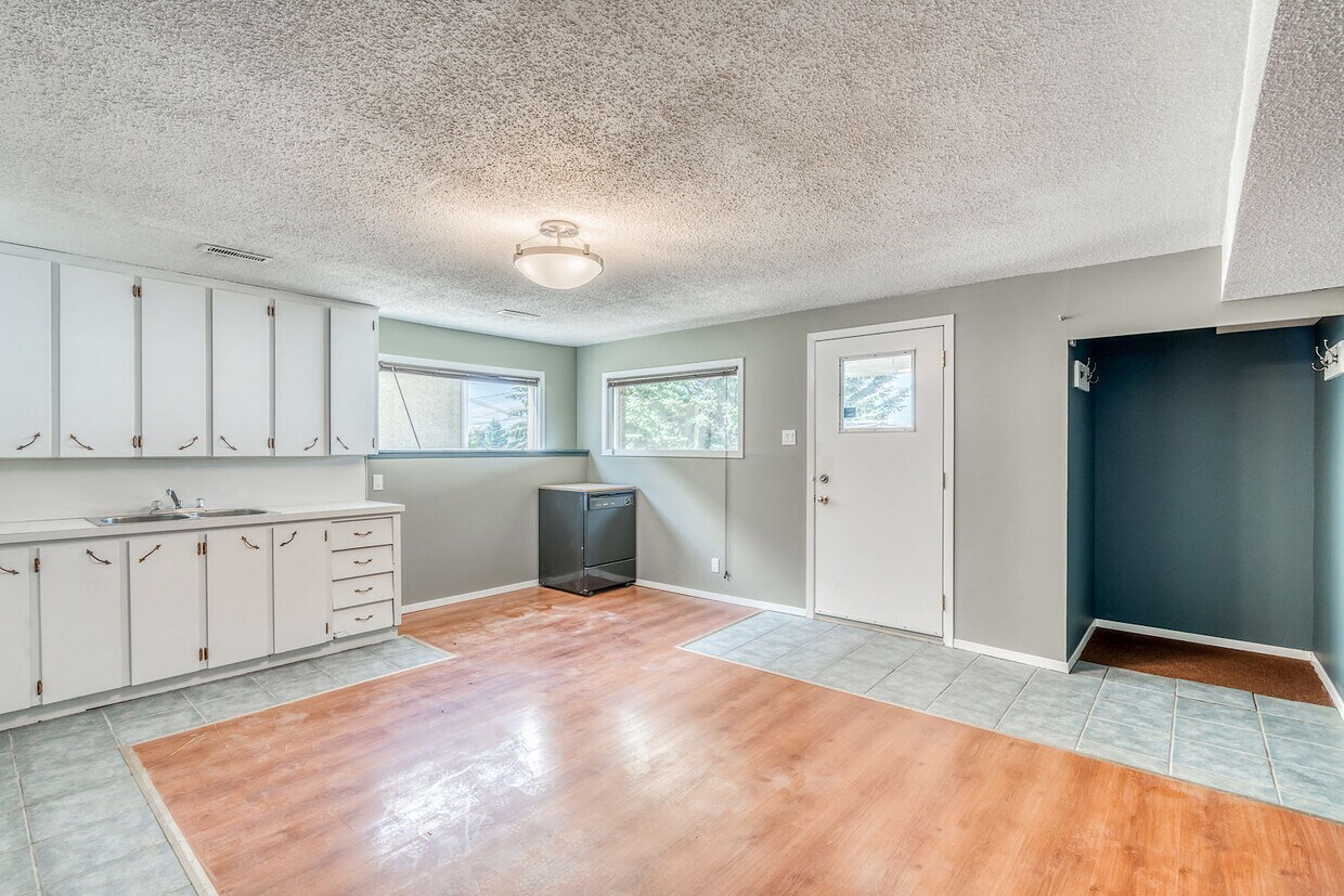 Primary Photo - 2114-B-2123 23 Ave SW