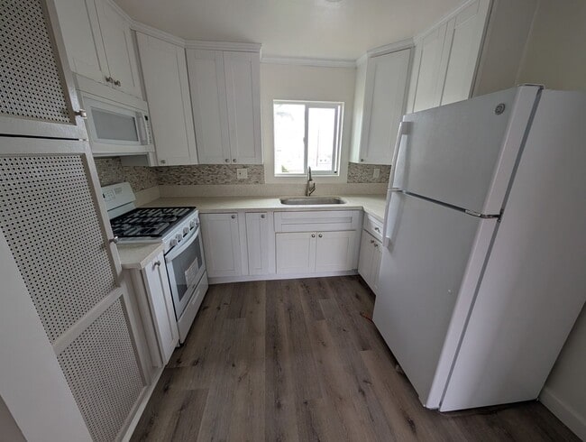 Building Photo - 2BR Apartment Steps from Windansea Beach