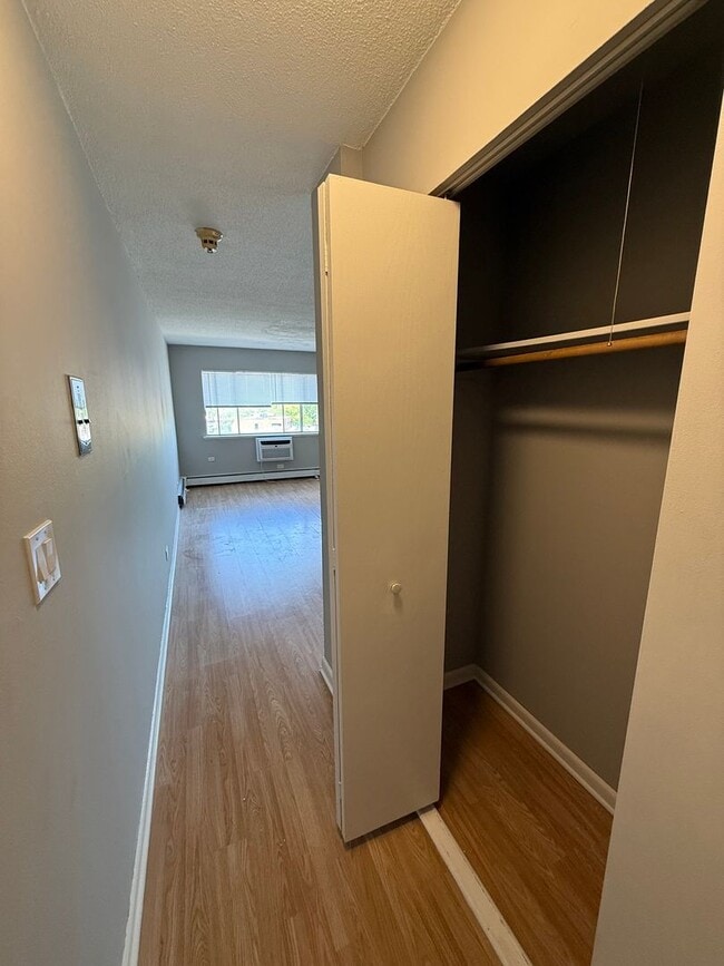 Building Photo - 1 Bedroom/1 Bath Unit Close to Transportat...
