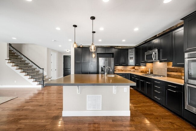 Building Photo - Luxury 4BD, 4BA Backcountry Home with Fenc...