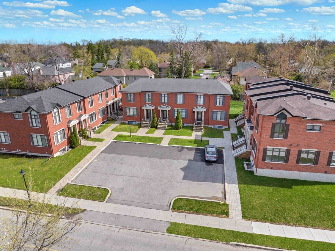 17814 SainteMarie Ch, Beaconsfield, QC H9W 0A3 Townhouse for Rent in