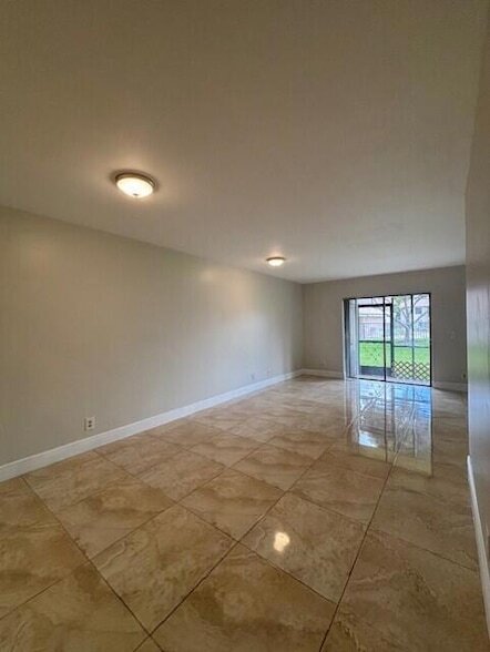 Foto del edificio - 6748 Palmetto Cir S