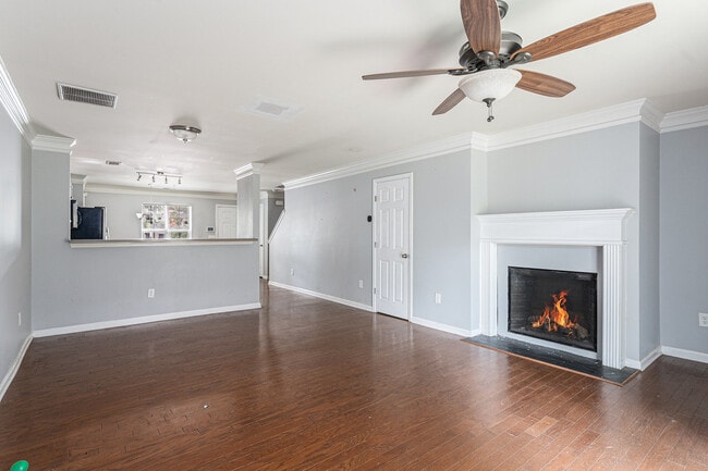 Building Photo - 703 Crestwell Cir SW