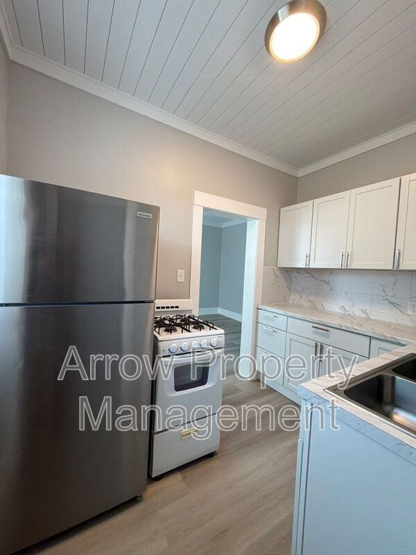 Building Photo - 305 N 7th St