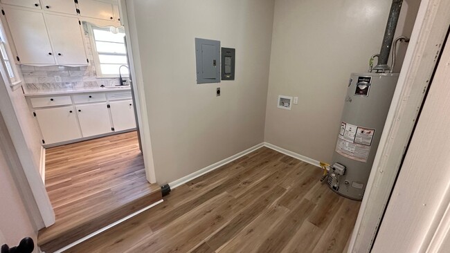 Building Photo - $1495 - 4 bed 2 bath - Single Family Home