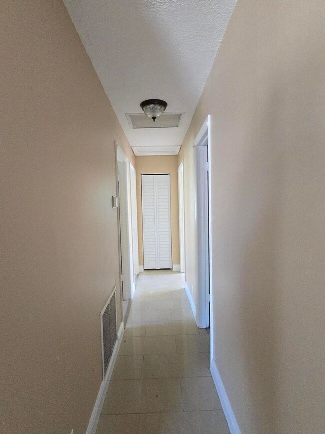 Foto del edificio - 815 Silver Beach Rd