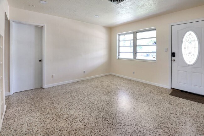 Foto del edificio - 4462 Brooksdale Dr
