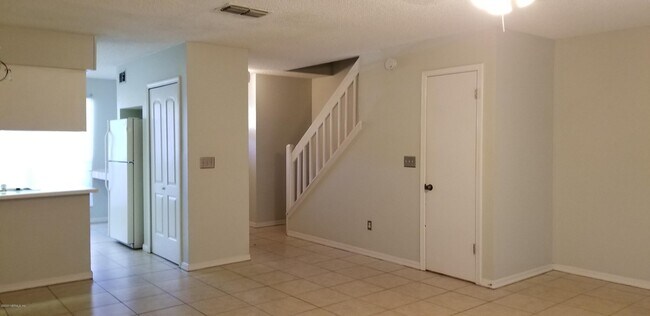 Building Photo - 5626 Bennington Dr