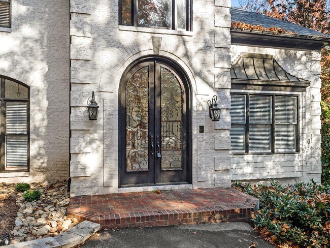 Foto del edificio - Beautifully built, renovated home boasts 5...