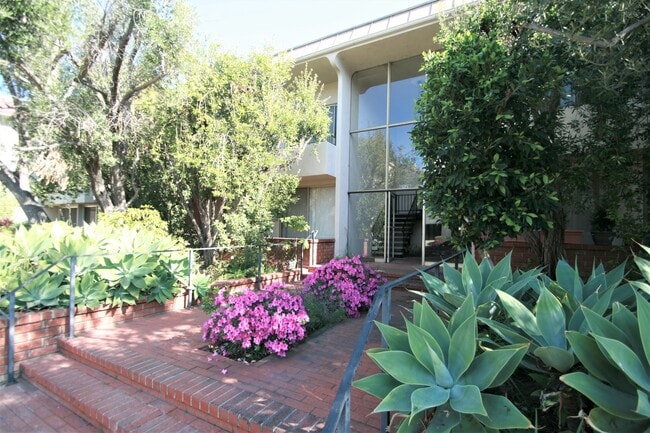 Foto del edificio - 11920 Mayfield Ave