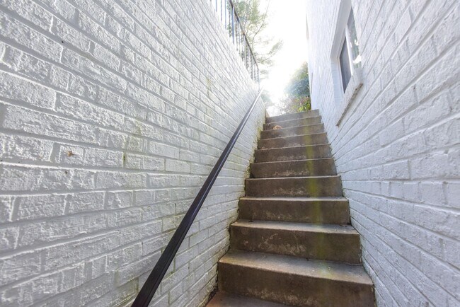 Foto del edificio - 4832 Van Ness St NW