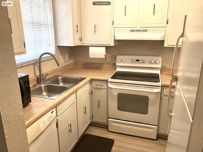 Foto del edificio - 1104 Greentree Ct