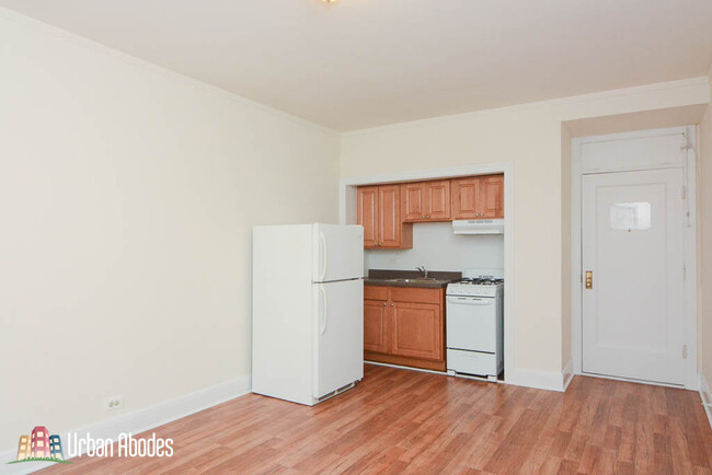 Building Photo - 3335 W Diversey Ave