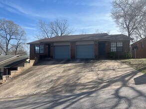 Building Photo - 317 W 16th Ct