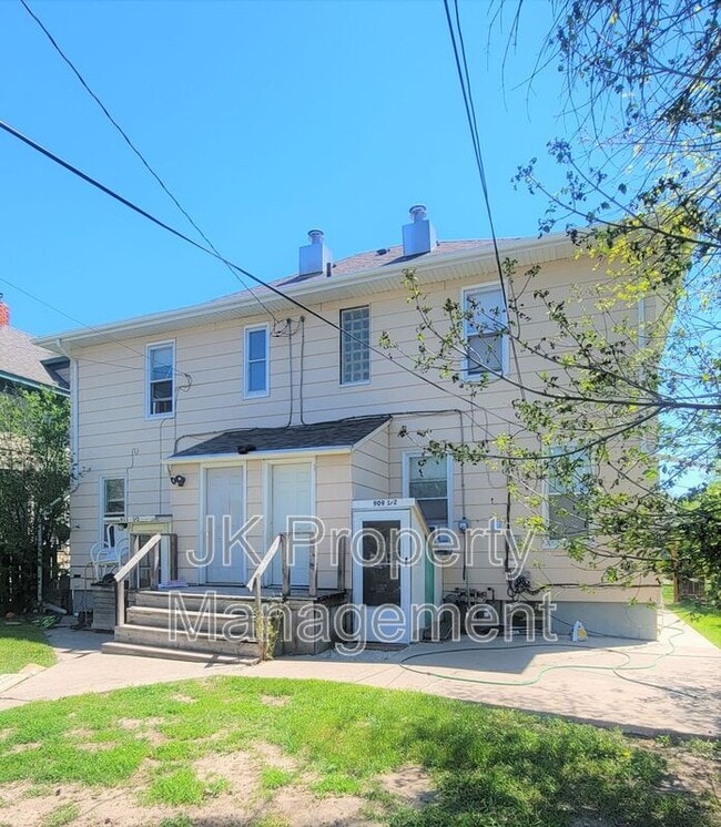 Building Photo - 911 5th Ave N