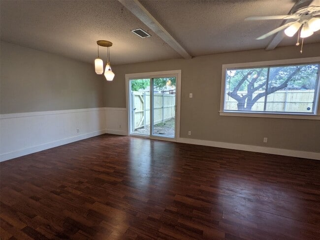 Foto del edificio - 2121 Travis Dr