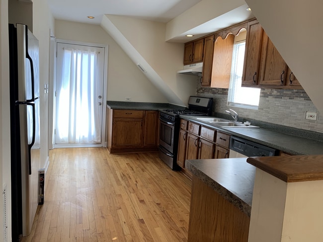 Kitchen - 3755 N Christiana Ave