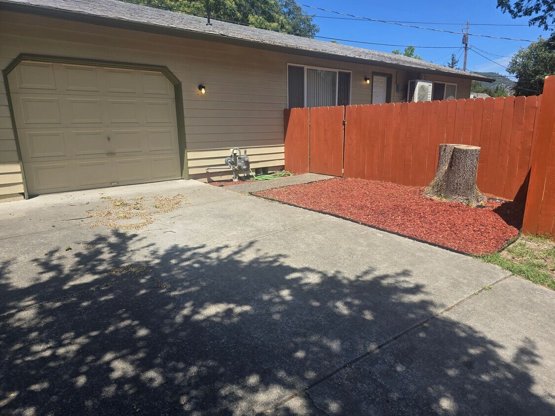 Primary Photo - 2 bedroom 1 bath for Rent in Grants Pass