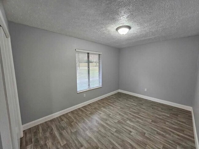 Foto del edificio - 345 McVey Rd