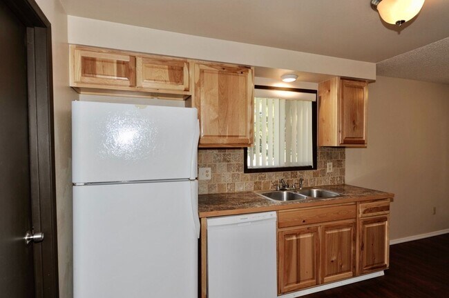 Building Photo - Newly remodeled: upstairs apartment: 2 bed...