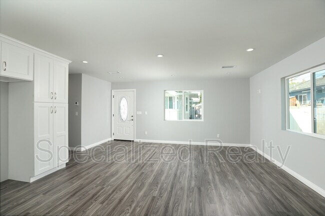 Building Photo - 604 W Lexington Dr