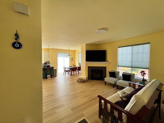 Building Photo - Stunning End-Unit Townhouse 3 bed, 2.5 bat...