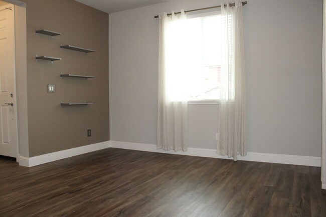 Building Photo - 207 Rochdale St