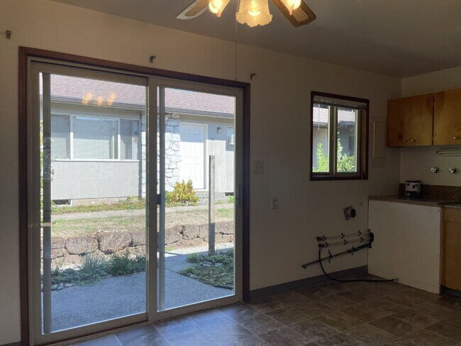 Foto del edificio - 2 Bedroom / 1 Bathroom Ground-Floor Apartment on SE Gladstone