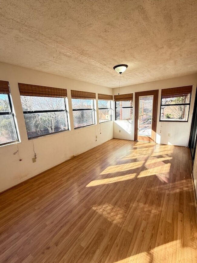 Foto del edificio - Nice 3 bedroom 2 bath located in Northeast Foothills on Cul De Sac St.